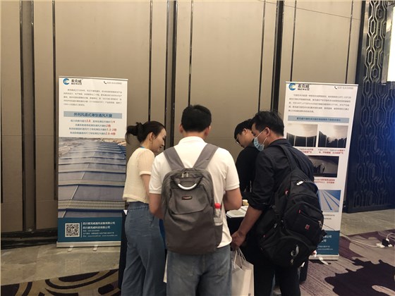 麥克威展會(huì)現(xiàn)場為參會(huì)人員講解3